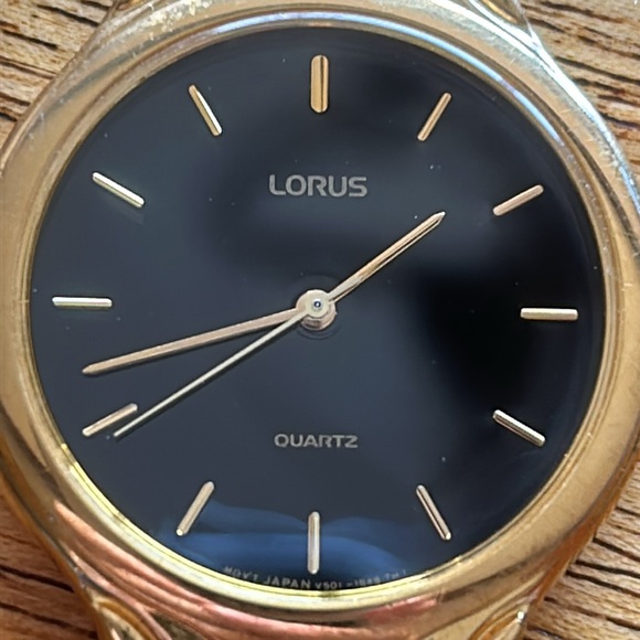 Lorus (Seiko) V501-6J10 Unisex Watch - Picture 4 of 11